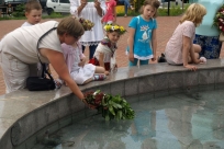 Puszczanie wianków do fontanny